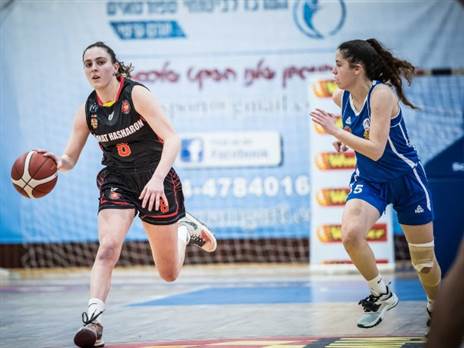 דניאל קארש עם הכדור (קרדיט: עודד קרני, מנהלת ליגת העל לנשים בכדורסל)