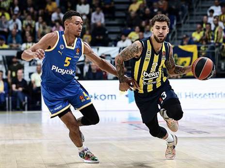 היריבים נהנים מולו (GETTY)