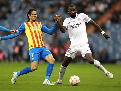 ומנגד ההתקפה של ולנסיה הצליחה לייצר איומים בצד השני (Yasser Bakhsh/Getty Images)