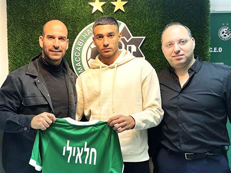 חלאילי לאחר החתימה (האתר הרשמי של מכבי חיפה)