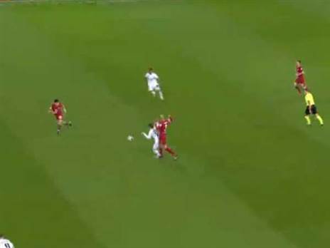 מודריץ' חוטף את הכדור לפאביניו במרכז המגרש