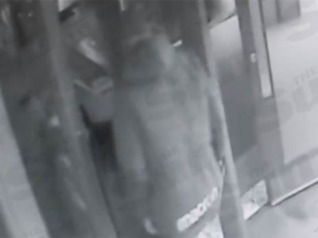 הרגע שבו ווקר נכנס אחרי האישה לבר