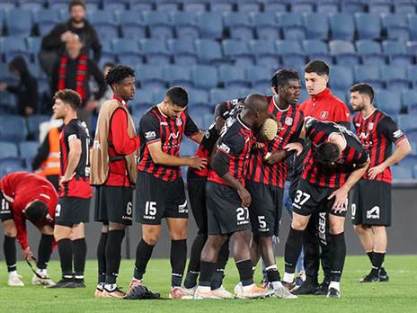 טוגי פורץ בבכי בסיום המשחק מול ריינה (דני מרון)