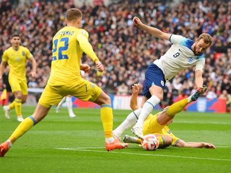 קיין. אנגליה התקשתה בדקות הפתיחה (Mike Hewitt/Getty Images)