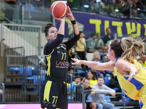 אלישה קלארק זורקת מהשלוש (קרדיט: לירן מולדובן, מנהלת ליגת העל לנשים בכדורסל)