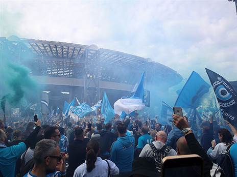 אווירה מחשמלת בנאפולי (GETTY)