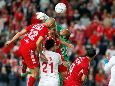 משחקו האחרון בדוחא. קנדיל מתרומם לכדור גובה מול הפועל ת"א (צילום: אלן שיבר)