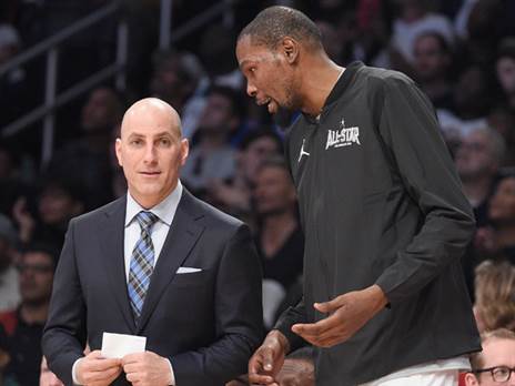 קלמיאן עם דוראנט. שרד זמן רב כעוזר מאמן (Getty)