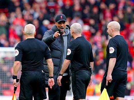 לא אהב את השיפוט. קלופ והשופטים (GETTY)