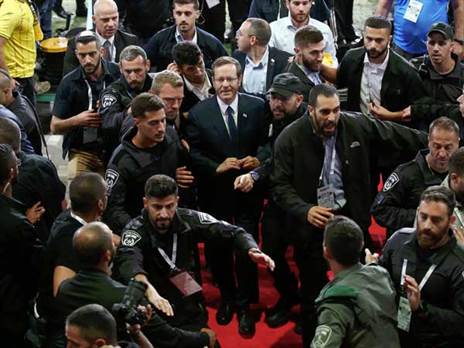 נשיא המדינה חולץ מכר הדשא לכיוון המנהרה (אלן שיבר)