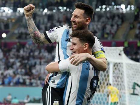 ליאו מסי חוגג עם חוליאן אלבארס. סיטי הרוויחה לא מעט מהחלוץ (GETTY)