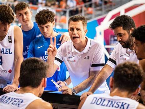 אברהמי נותן הוראות (FIBA)