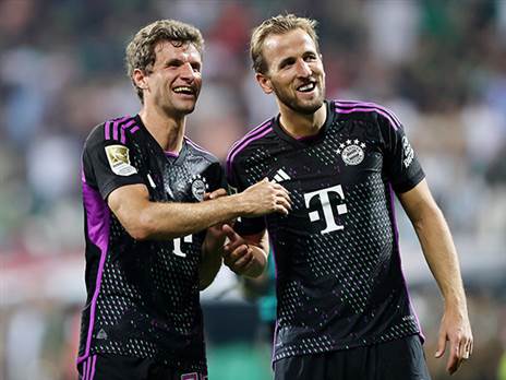 קיין חוגג עם מולר בסיום (Christof Koepsel/Getty Images)