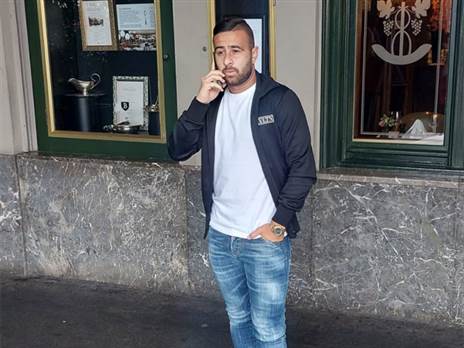 הגיע לשוויץ בליווי בני משפחתו. סבע