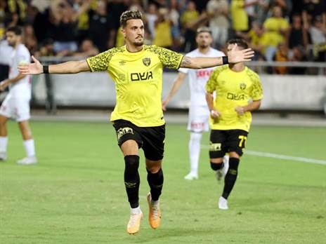 "מעדיף לחפש קשר כנף בצד השני" (אלן שיבר)