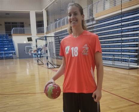 נעה כפרי כשחקנית כדוריד | צילום: פרטי