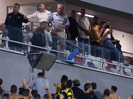 המהומות ביציע הכבוד. אירוע שלא עשה כבוד לכדורגל הישראלי (מאור אלקסלסי)