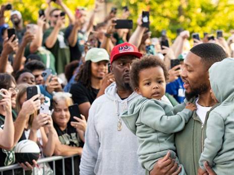 לילארד במילווקי. רבים בנחיתה ( Patrick McDermott/Getty Images)