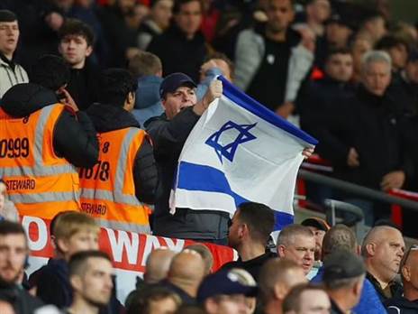 דגל ישראל ביציעי וומבלי (GETTY)