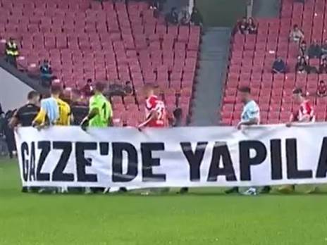 השלט שהניפו חבריו לחדר ההלבשה