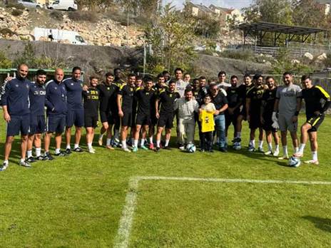 השחקנים ומשפחתו של אביב אליהו ז"ל (בית"ר ירושלים)