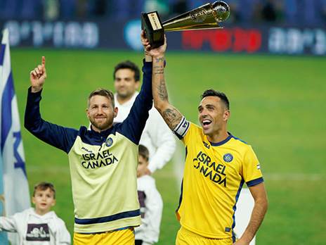 שחקני מכבי ת“א מניפים את גביע הטוטו. כל תואר הוא חשוב (אלן שיבר)