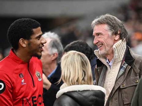 רטקליף לצד שחקן ניס, טודיבו (GETTY)