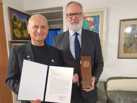 קליין, מגדולי שופטי ישראל, מקבל אגרת ברכה ובקבוק יין מראש ממשלת הונגריה ויקטור אורבן. מימין: שגריר הונגריה בישראל