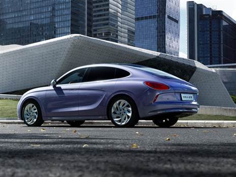 ארוכה מטסלה מודל 3, אבל תא המטען צנוע