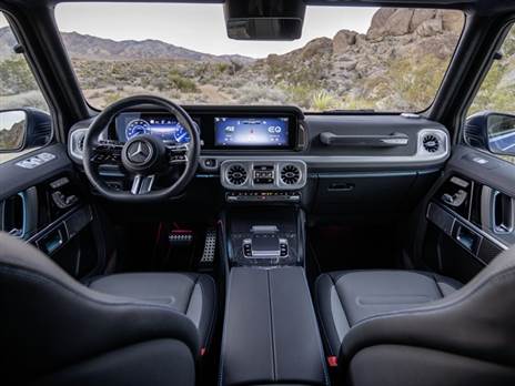 תא הנוסעים זהה, למעט פקדי השטח שהותאמו להנעה החשמלית