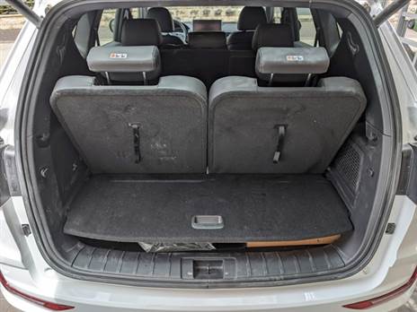 כ-240 ליטר כשכל המושבים בשימוש