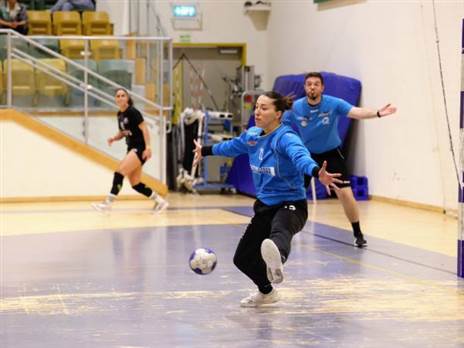 בנדוביץ` במדי הפועל ראשל“צ (באדיבות הדר ואן קולא, איגוד הכדוריד)