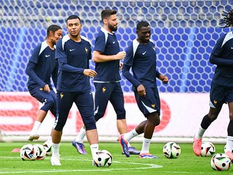 אמבפה עוד ממתין מאחורי הקלעים (GETTY)