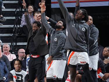 מוטלי (מימין) ובברלי (משמאל) על ספסל הקליפרס. ישתפו פעולה העונה? (Getty)