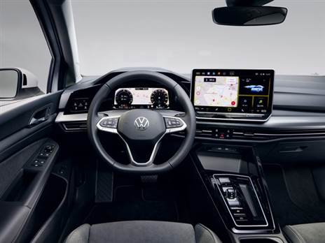 מולטימדיה גדולה וכפתורים פיזיים על ההגה במקום מגע