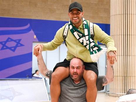 על הכתפיים (ברני ארדוב)