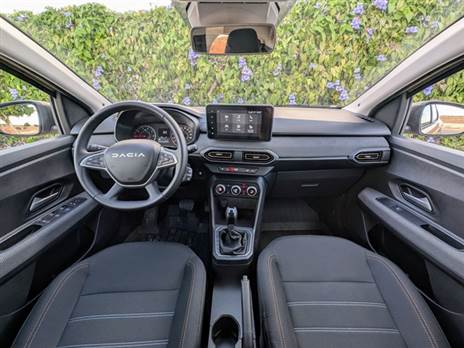 תא נוסעים מודרני אך לא חדשני. איכות החומרים וההרכבה בסיסית