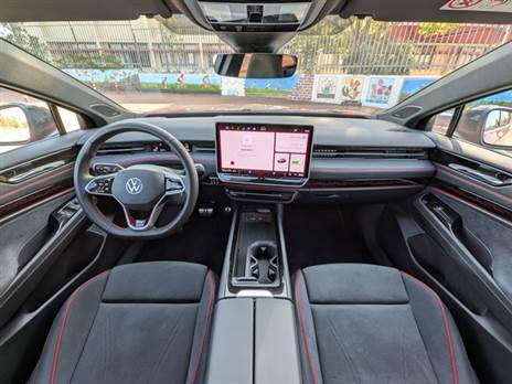 עיצוב הפנים אינו פורץ דרך, אך איכות החומרים וההרכבה טובה מאוד