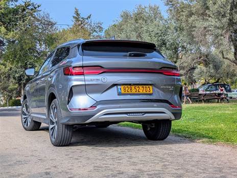 העיצוב נותר זהה, למעט סבכה קדמית פתוחה