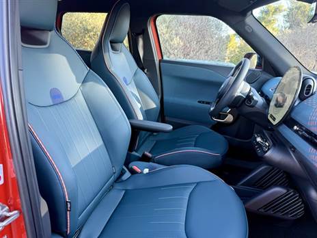 מושבים בעיצוב ספורטיבי