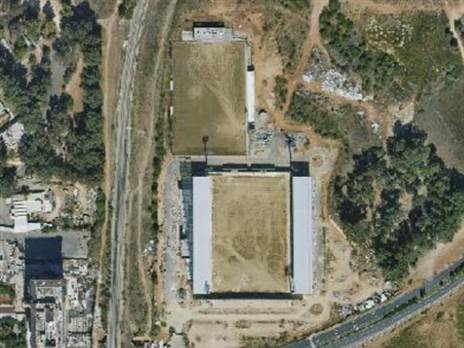 תצלום אוויר מ-2024 של האצטדיון בבנייה ומגרש האימונים לצידו (GIS רחובות)