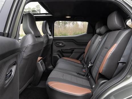 שורה שנייה נעה על מסילה בשביל עוד 70 ליטר לתא המטען