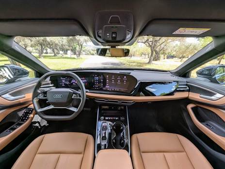 תא הנוסעים מרגיש טכנולוגי. איכות החומרים וההרכבה לא תמיד מצטיינת