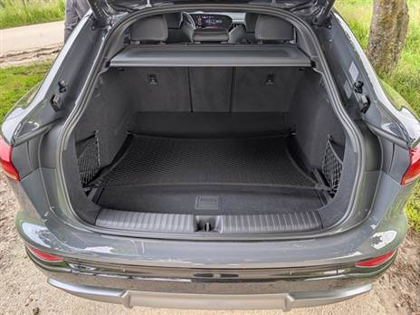 תא המטען כאן נותר שימושי. רק 15 ליטר פחות מה-Q6 “המרובע“