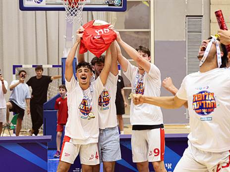 צלחת האליפות עם חולצת `קוץ` עליה (יעל אמסילי)