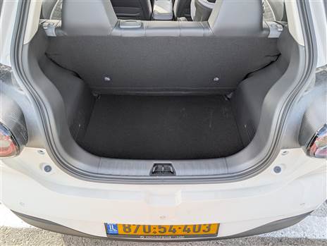 תא מטען קטן ופתח מוגבל יחסית