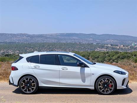 קצת יותר ארוכה וגבוהה מהדור הקודם, בסיס הגלגלים זהה