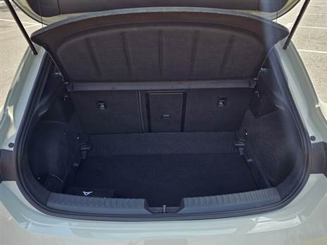 תא מטען בנפח 380 ליטר, יספיק לכל שימוש משפחתי יום-יומי. ויש אפילו גלגל ספייר