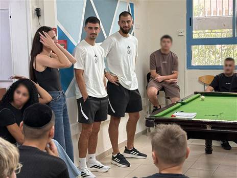 המפגש של שני השחקנים (באדיבות מכבי חיפה)