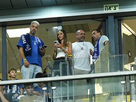 גם אלי שרעבי נהנה מההצגה של הפועל פ“ת (ברני ארדוב)